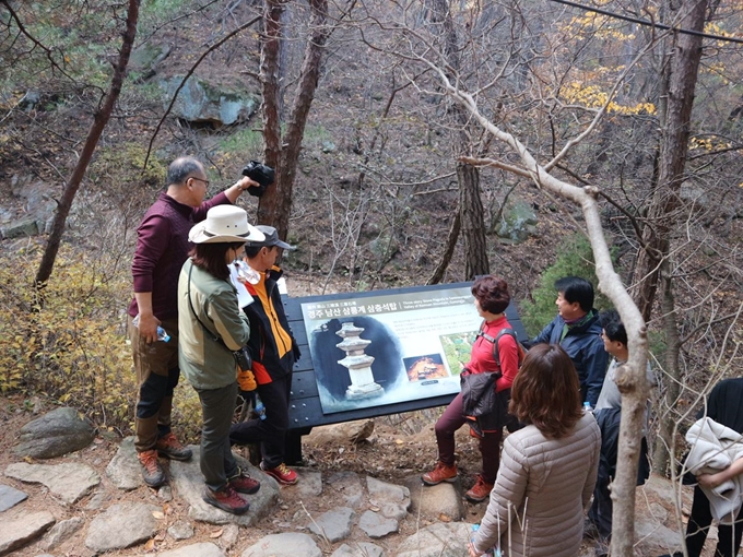 경주국립공원사무소 소속 문화해설사가 제자리 떠난 문화재의 원래 위치와 소장처 등을 탐방객들에게 설명하고 있다. 경주국립공원사무소 제공