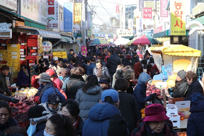 설 명절을 4일 앞둔 21일 오후 충남 공주시 산성시장에 추위를 뚫고 제수용품을 준비하는 시민들로 북적이고 있다. 공주=연합뉴스