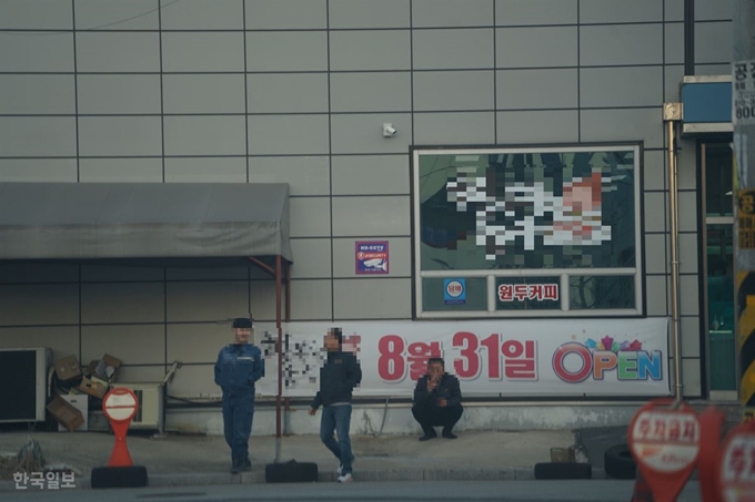 경북 구미시 1공단 내 한 식당 앞에서 식사를 마치고 나온 근로자들이 담배를 피며 시간을 보내고 있다. 김재현 기자 k-jeahyun@hankookilbo.com