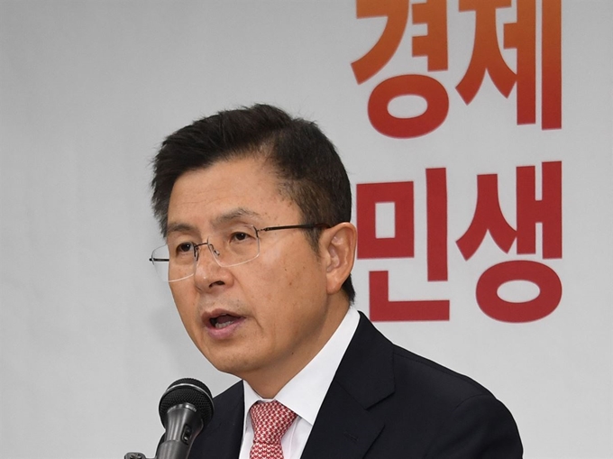 황교안 자유한국당 대표가 22일 중앙당사에서 신년기자회견을 하는 동안 배경에 ‘경제 민생’ 문구가 보이고 있다. 오대근 기자