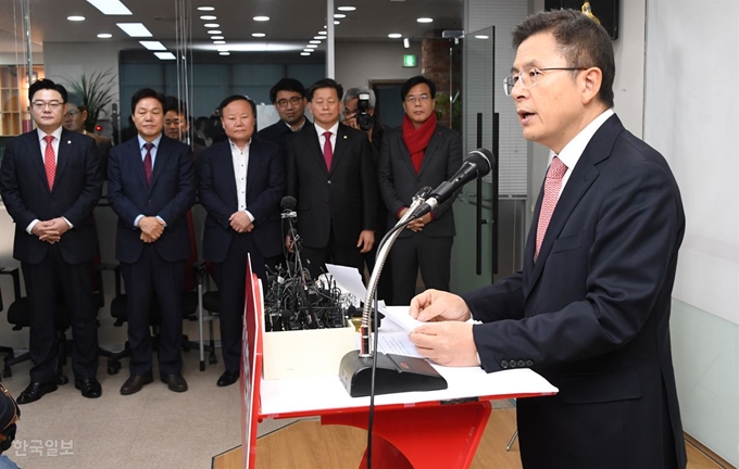 황교안 자유한국당 대표가 신년기자회견을 하는 동안 김재원 정책위의장, 박완수 사무총장 등이 배석해 있다. 오대근기자