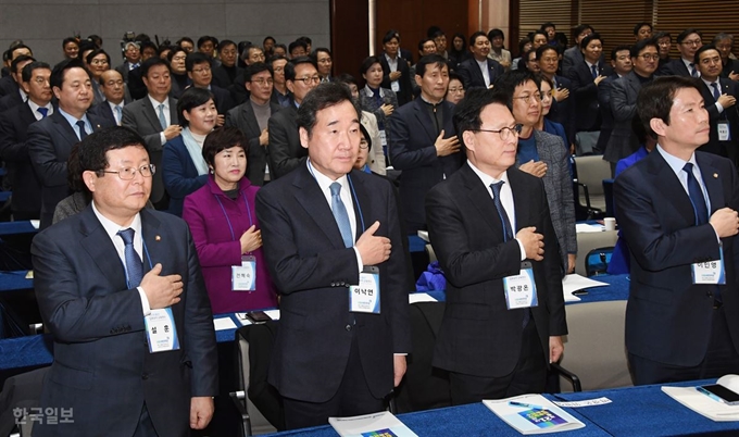 이낙연 전 총리가 21대 총선 입후보자 교육연수에 맨 앞줄에 참석해 국민의례를 하고 있다. 오대근기자