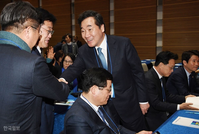 이낙연 전 총리가 22일 백범기념관에서 열린 제21대 총선 입후보자 교육연수에 참석해 전 현직 의원들과 대화하고 있다. 오대근기자