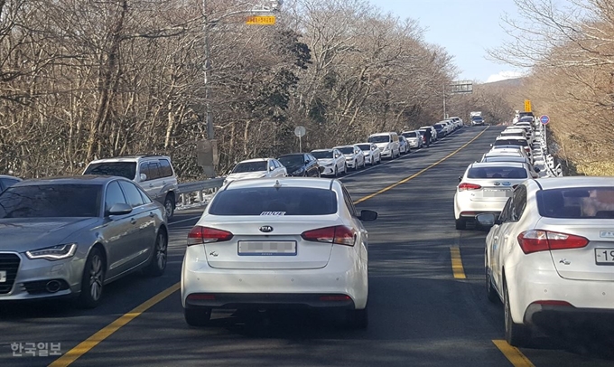 [저작권 한국일보]한라산 탐방객들이 몰리면서 불법 주ㆍ정차로 몸살을 앓고 있는 제주 5ㆍ16도로 성판악 탐방로 주변에 대한 대대적인 단속이 이뤄진다. 사진은 성판악 주변 도로 전경. 독자제공.