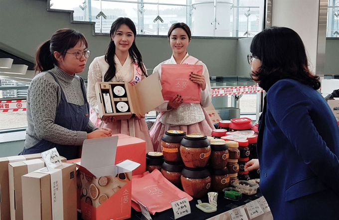 2019 미스경북실라리안 진 이정은(오른쪽), 선 정다슬씨가 22일 경북 안동시 경북도청 동락관에서 경북도 우수제품 공동브랜드인 실라리안 ㈜알알이푸드 장류세트 및 미숫가루 상품을 홍보하고 있다. 윤창식기자 csyoon@hankookilbo.com