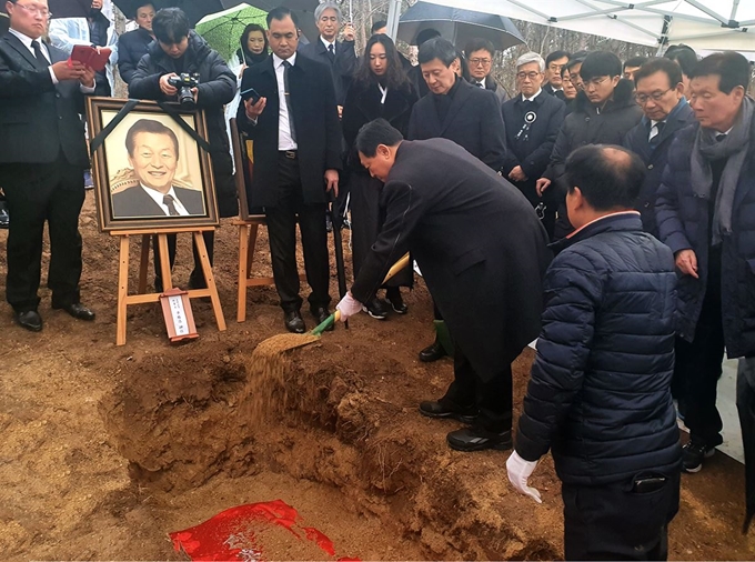 고 신격호 명예회장이 울주군 삼동면 선영에서 영면에 들고 있다. 롯데그룹 제공