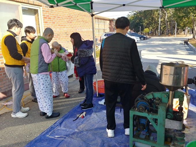 박언휘 박언휘종합내과 원장이 17일 전남 고흥군 소록도를 찾아 의료봉사 활동을 펼쳤다. 이날 박 원장이 소록도 주민들을 대상으로 의료상담이 큰 호응을 얻었다. 본인 제공.