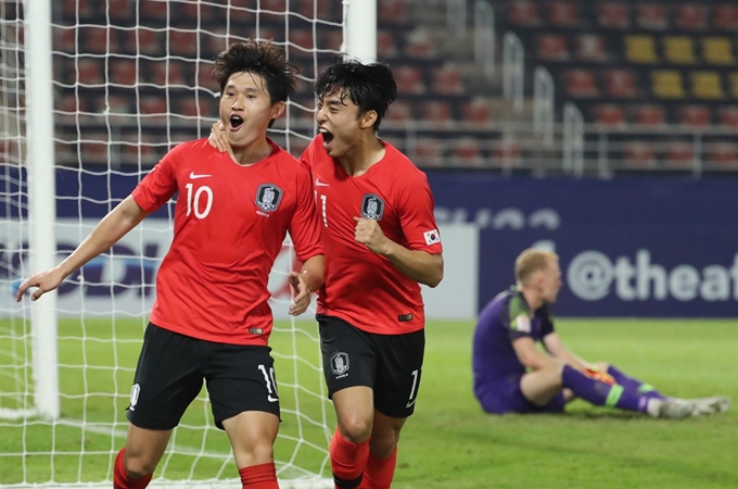 이동경(왼쪽)이 22일 태국 랑싯 탐마삿 스타디움에서 열린 2020 아시아축구연맹(AFC) U-23 챔피언십 한국과 호주의 4강전에서 득점한 뒤 이동준과 기쁨을 나누고 있다. 랑싯=연합뉴스