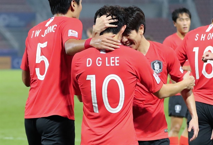 이동경(10번)이 22일 태국 랑싯의 탐마삿 스타디움에서 열린 2020 AFC U-23 챔피언십 4강전에서 호주를 상대로 득점한 뒤 김대원과 이마를 맞대며 기뻐하고 있다. 랑싯=연합뉴스