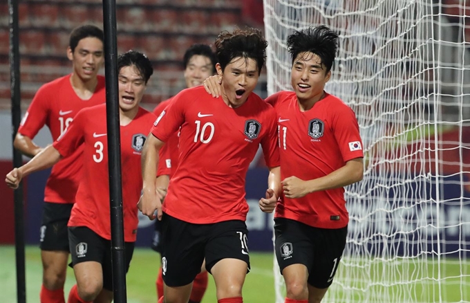 이동경(가운데)이 22일 태국 랑싯의 탐마삿 스타디움에서 열린 2020 AFC U-23 챔피언십 4강전에서 호주를 상대로 득점한 뒤 동료들과 기뻐하고 있다. 랑싯=연합뉴스