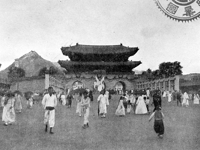 1915년 일제는 근대 산업화의 발전을 홍보하기 위해 경복궁 정문 앞에서 ‘조선물산공진회’ 박람회를 개최했다. 한국일보 자료사진