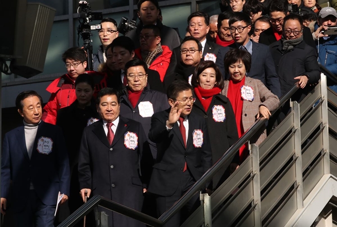 황교안(앞줄 왼쪽 두 번째) 대표 등 자유한국당 의원들이 23일 서울역에서 시민들에게 인사하고 있다. 연합뉴스