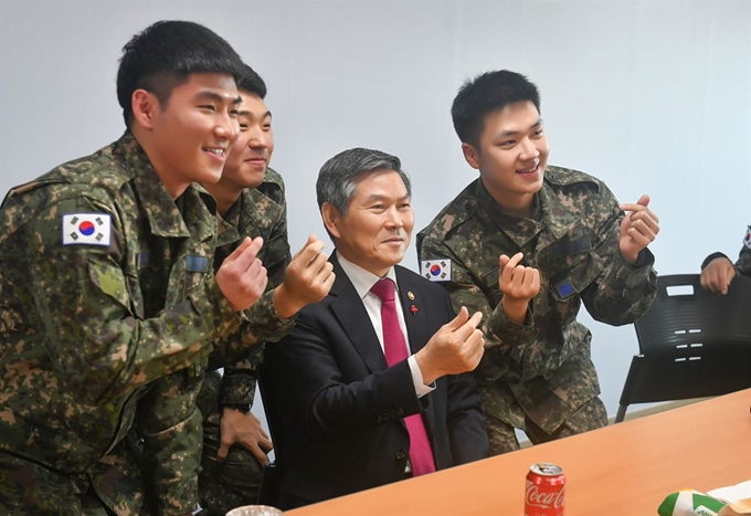 정경두 국방부 장관이 24일 설 연휴를 맞아 패트리엇 포대를 방문해 장병들과 간담회 후 기념촬영을 하고 있다. 국방부 제공