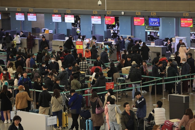 설 연휴 첫날인 24일 오전 인천국제공항 제1여객터미널의 한 베트남 항공사 카운터가 수속 여행객들로 북적이고 있다. 영종도=뉴스1