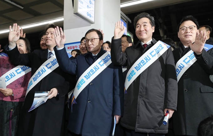 이해찬(가운데) 대표, 이낙연(오른쪽 두 번째) 전 국무총리 등 더불어민주당 의원들이 23일 오전 서울 용산역에서 귀성객들에게 인사하고 있다. 연합뉴스