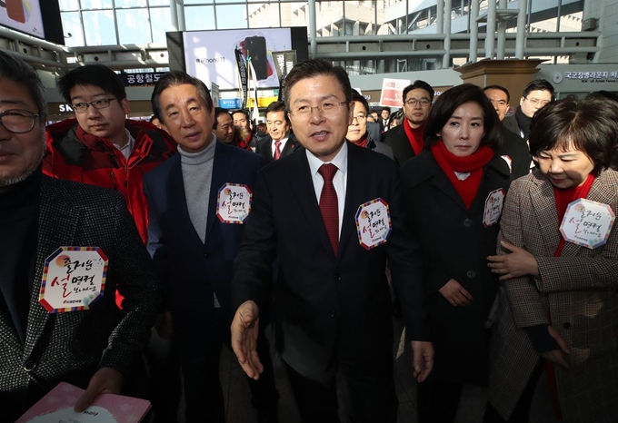 황교안(가운데) 자유한국당 대표가 23일 서울역에서 귀성인사를 위해 이동하고 있다. 연합뉴스