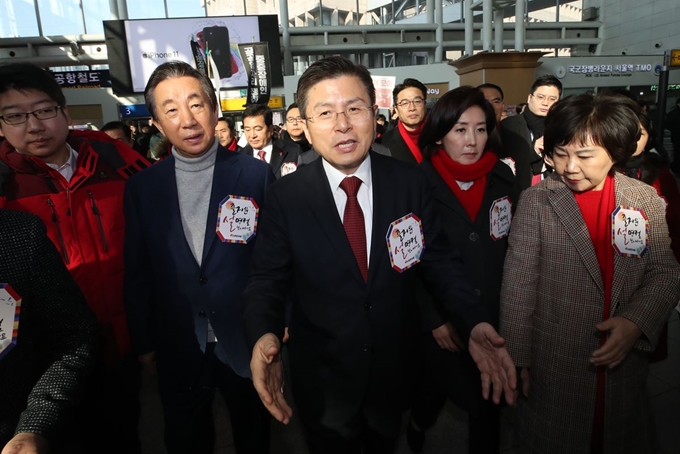 자유한국당 황교안 대표가 23일 서울역에서 귀성인사를 위해 이동하고 있다. 연합뉴스