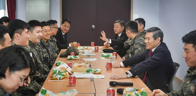 정경두 국방부 장관이 24일 설 연휴를 맞아 패트리엇 포대를 방문해 장병들과 간담회를 하고 있다. 국방부 제공