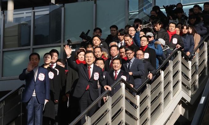 자유한국당 황교안 대표가 23일 서울역에서 귀성객에게 인사하고 있다. 연합뉴스