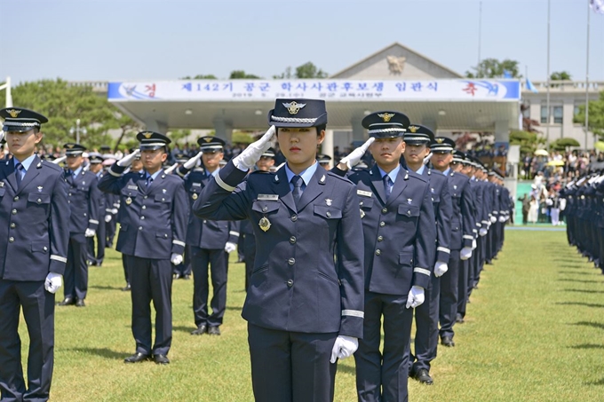 지난해 5월 공군 교육사령부 대연병장에서 열린 ‘제142기 공군 학사사관후보생 임관식’에서 신임 소위들이 경례하고 있다. 진주=연합뉴스