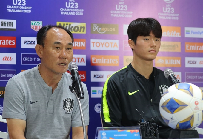 김학범(왼쪽) 감독이 2020 AFC U-23 챔피언십 결승전을 하루 앞두고 태국 방콕 라자망갈라 스타디움에서 열린 공식 기자회견에서 각오를 밝히고 있다. 오른쪽은 주장 이상민. 방콕=연합뉴스