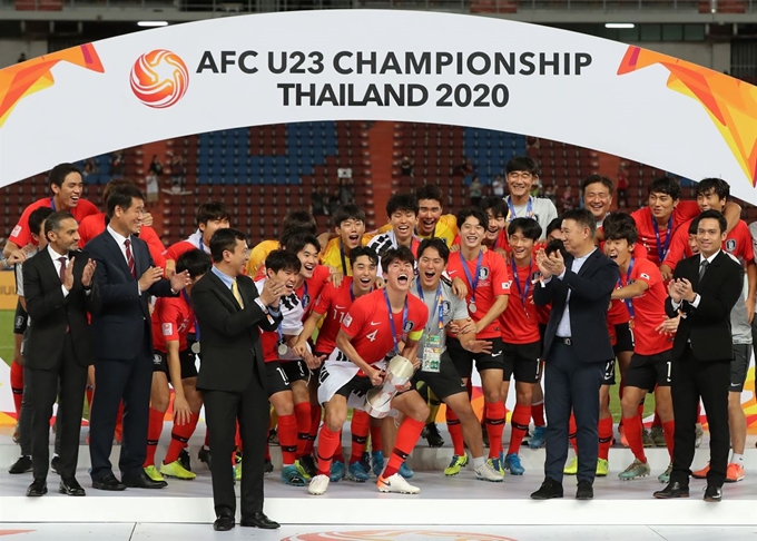 태국 방콕 라자망갈라 스타디움에서 26일(현지시간) 열린 2020 아시아축구연맹(AFC) U-23 챔피언십에서 사우디아라비아를 꺾고 우승한 한국 선수들이 환호하고 있다. 방콕=연합뉴스