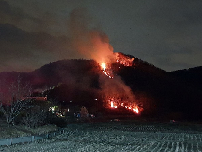 26일 오후 8시 47분께 충남 공주시 반포면 하신리 계룡산 국립공원 자락에서 산불이 발생, 임야 0.7㏊를 태우고 6시간만에 진화됐다. 뉴시스