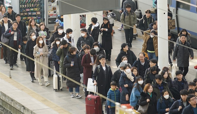 설 연휴 사흘째이자 국내에서 세 번째 우한 폐렴 확진 환자가 발생한 26일 서울역에서 마스크를 쓴 귀경객이 플랫폼을 나서고 있다. (사진은 기사 내용과 무관) 연합뉴스