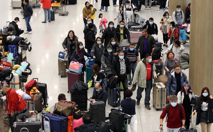 국내에서 신종 코로나바이러스 감염증 네 번째 확진 환자가 발생한 27일 오후 인천국제공항 1터미널에서 마스크를 쓴 외국인 관광객들이 입국하고 있다. 연합뉴스