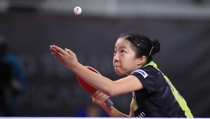 한국 여자탁구대표팀 막내 신유빈이 27일 포르투갈 곤도마르에서 열린 ITTF 올림픽 세계예선 패자부활 결승에서 서브를 넣고 있다. 국제탁구연맹 홈페이지 캡처