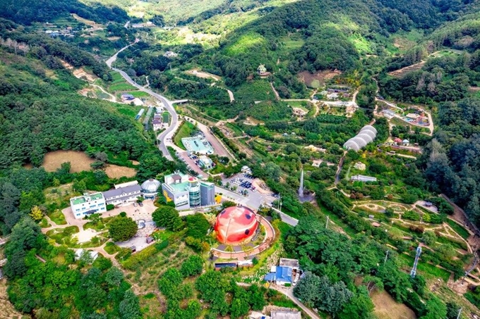 예천군이 예천곤충생태원의 시설물을 대폭 보강하는 공사를 진행하고 있다. 예천군 제공