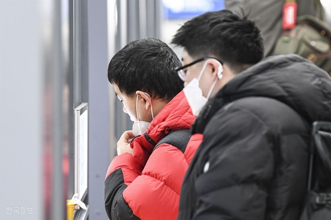 신종 코로나바이러스감염증 '우한 폐렴'의 국내 네 번째 확진자가 나온 27일 오후 서울역 이용객이 역사 내에 위치한 매점에서 음식을 주문하기 위해 잠시 마스크를 내리고 있다. 이한호 기자