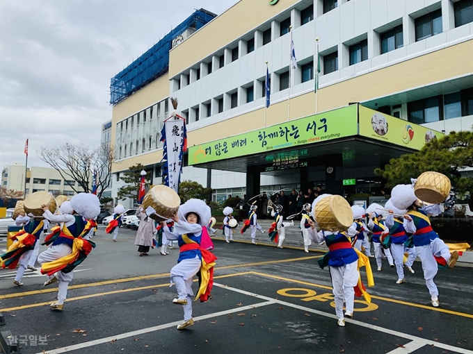 날뫼북춤보존회가 28일 대구 서구청 앞에서 대구시민의 행복을 기원하며 지신밟기 행사를 펼치고 있다. 지신밟기는 한해의 시작인 정초에 악귀와 잡신을 물리치고, 마을의 안녕과 가정의 다복을 비는 우리 고유의 민속놀이다. 날뫼북춤보존회는 이날 대구시청을 시작으로 이틀간 서구청, 서부경찰서, 청소년수련원, 서구문화회관, 서구국민체육센터, 중리동 및 평리동 일대, 원고개시장 등 대구 전 지역을 순회하며 지신밟기 행사를 펼치고 있다. 윤희정