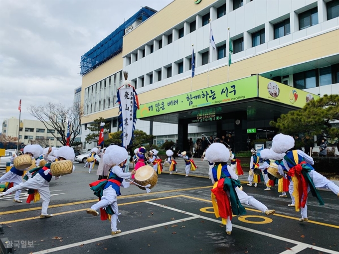 날뫼북춤보존회가 28일 대구 서구청 앞에서 대구시민의 행복을 기원하며 지신밟기 행사를 펼치고 있다. 지신밟기는 한해의 시작인 정초에 악귀와 잡신을 물리치고, 마을의 안녕과 가정의 다복을 비는 우리 고유의 민속놀이다. 날뫼북춤보존회는 이날 오전10시 대구시청을 시작으로 이틀간 서구청, 서부경찰서, 청소년수련원, 서구문화회관, 서구국민체육센터, 중리동 및 평리동 일대, 원고개시장 등 대구 전 지역을 순회하며 지신밟기 행사를 펼치고 있다. 윤희정