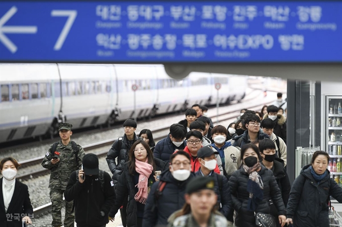 [HL2_6465] [저작권 한국일보] 신종 코로나바이러스감염증 '우한 폐렴'의 국내 네번째 확진자가 나온 27일 오후 지방에서 올라온 열차에서 내린 승객들이 마스크를 쓴 채 서울역 승강장에 들어서고 있다. 이한호 기자 /2020-01-27(한국일보)