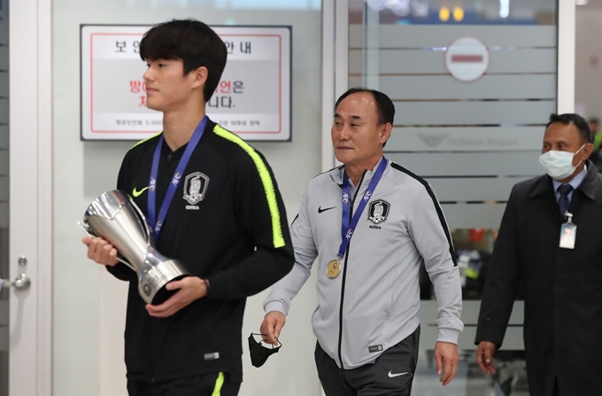 2020 아시아축구연맹(AFC) U-23 챔피언십에서 한국의 역대 첫 우승을 일궈낸 김학범(오른쪽) 대표팀 감독과 주장 이상민이 28일 오전 우승트로피와 함께 인천공항을 통해 귀국하고 있다. 인천=연합뉴스