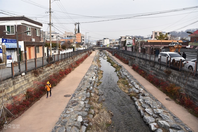 공주 원도심을 남에서 북으로 흐르는 제민천.