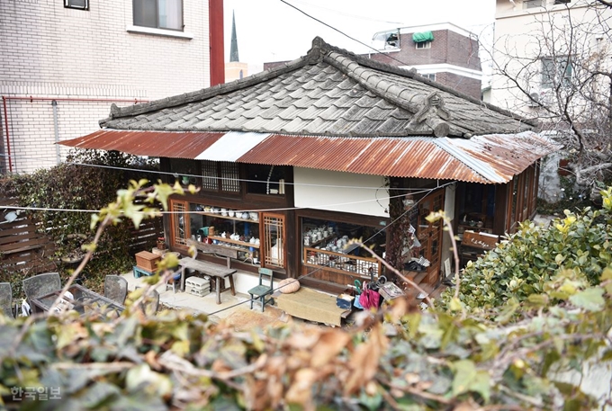 제민천변 골목길 안의 한옥카페 ‘루치아의뜰’. 겉모습은 이래도 내부는 한옥의 골격을 그대로 살린 정갈한 카페다.