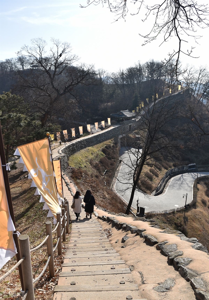 공산성 전체 둘레는 약 2.6km. 천천히 걸으면 두 시간 가량 걸린다.