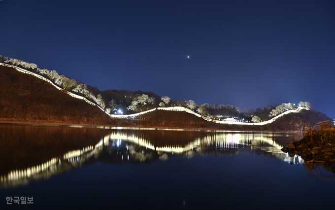 밤이 되면 공산성 성곽길 전체에 경관조명이 켜진다. 강 북측에서 바라보면 능선을 따라 연결된 성곽길 윤곽이 잔잔한 금강 물에 비친 모습을 볼 수 있다.