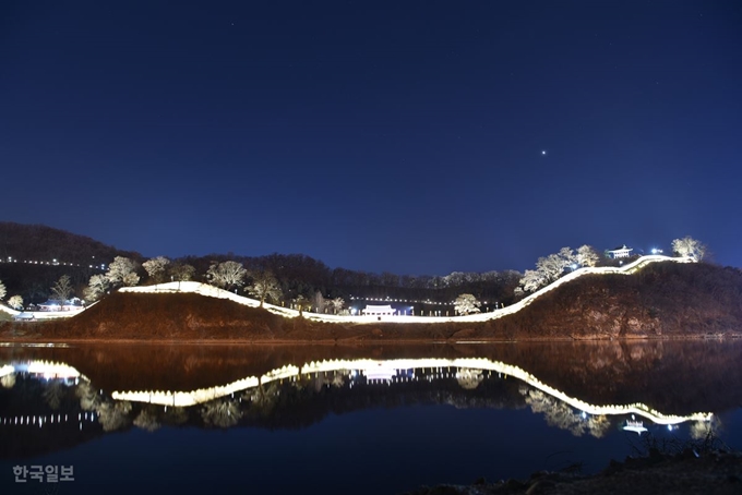 금강 북측에서 본 공산성 야경.