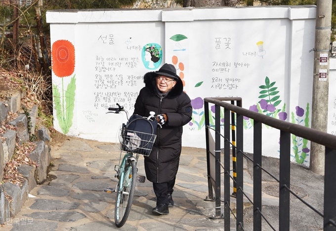 ‘풀꽃시인’ 나태주가 자전거를 끌고 공주 봉황산 자락 풀꽃문학관으로 들어서고 있다. 시인은 서천이 고향이지만 공주사범학교를 졸업한 후 공주에 정착했다. 공주=최흥수 기자