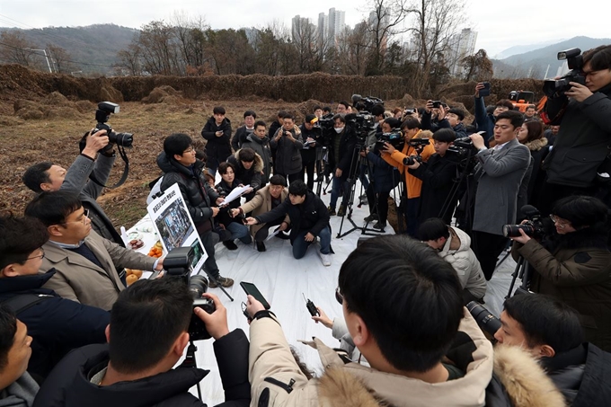 28일 광주 북구 문흥동 옛 광주교도소 무연고자 묘지 인근 텃밭에서 정일 대한문화재연구원 실장이 5ㆍ18 민주화운동 당시 사라진 사람들 흔적을 찾는 유해발굴조사 브리핑을 하고 있다. 5ㆍ18기념재단 등은 옛 교도소 무연고자 묘지에서 신원 미상 유골 발굴을 계기로 내달 1일까지 조사를 이어간다. 연합뉴스