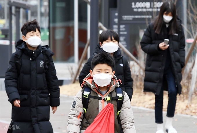 [저작권 한국일보] 초등학교 개학일부 초등학교가 개학한 28일 오전 경기 일산동구 장항동에서 학생들이 마스크를 쓴 채 등교를 하고 있다. 홍인기 기자 /2020-01-28(한국일보)