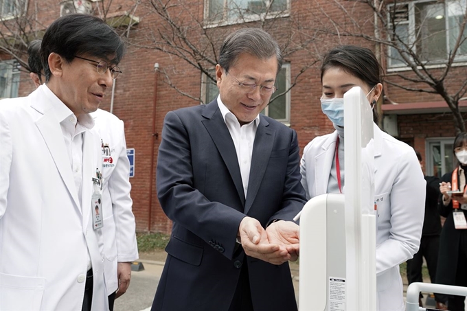 문재인 대통령이 28일 오전 신종 코로나바이러스 감염증 대응 의료기관인 서울 중구 국립중앙의료원에서 현장점검 전 손을 소독하고 있다. 청와대 제공