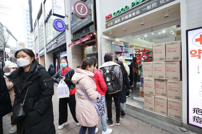 중국 우한에서 발생한 신종 코로나바이러스 감염증이 급속도로 확산한 27일 오후 서울 중구 명동의 한 약국에 외국인 관광객들이 마스크를 구매하기 위해 줄을 서고 있다. 연합뉴스