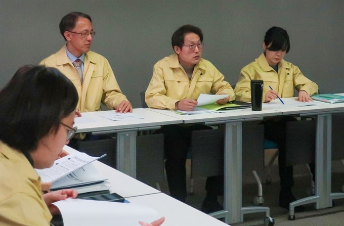 조희연 서울시교육감이 28일 서울시교육청에서 열린 실국장회의에서 '우한 폐렴'으로 불리는 신종 코로나바이러스 감염증 확산방지 대책을 논의하고 있다. 연합뉴스