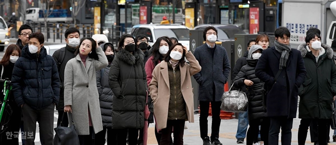 28일 확진 환자가 추가되며 신종코로나에 대한 시민들의 불안이 확산하고 있는 가운데 설연휴를 마친 시민들이 서울 광화문 사거리에서 마스크를 착용하고 출근길을 재촉하고 있다. 왕태석 선임기자