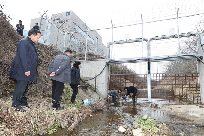 대전시 보건환경연구원 관계자들이 28일 방사성물질 누출 사고가 발생한 유성구 원자력연구원주변 하천에서 시료를 채취하고 있다. 대전시 제공