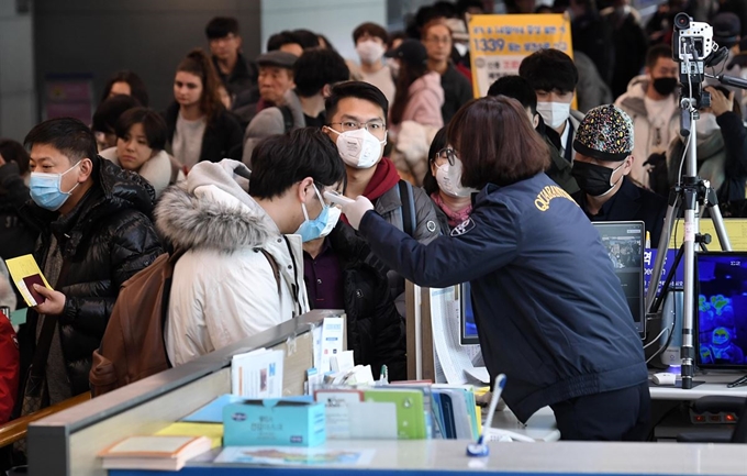 28일 인천국제공항 입국장에서 검역 관계자들이 중국 톈진에서 들어온 입국자를 대상으로 검역을 하고 있다. 영종도=서재훈 기자